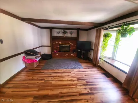 Living - 270 Crestview Dr, Elyria, OH 44035 photo 2 of 4