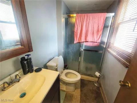 Bath - 270 Crestview Dr, Elyria, OH 44035 photo 1 of 4
