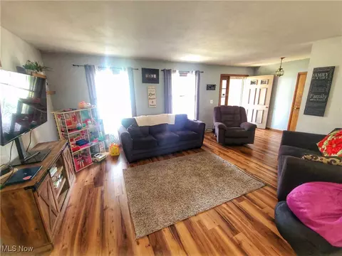 Living - 270 Crestview Dr, Elyria, OH 44035 photo 1 of 4