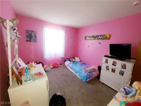 Bedroom - 270 Crestview Dr, Elyria, OH 44035 photo 5 of 7