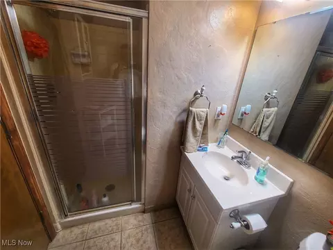 Bath - 270 Crestview Dr, Elyria, OH 44035 photo 3 of 4
