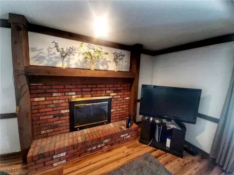 Living - 270 Crestview Dr, Elyria, OH 44035 photo 4 of 4