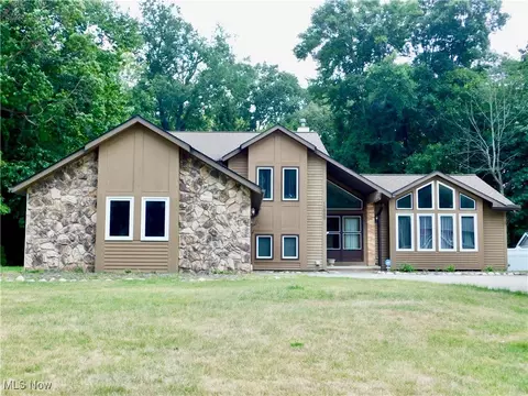 13680 S Partridge Dr, Valley View, OH 44125