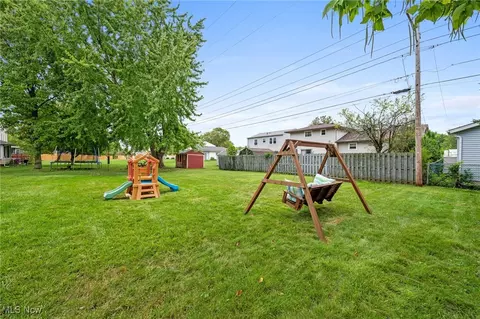 Exterior - 409 Briar Lake Dr, Elyria, OH 44035 photo 4 of 7