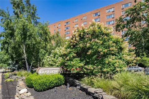 11820 Edgewater Dr #613, Lakewood, OH 44107