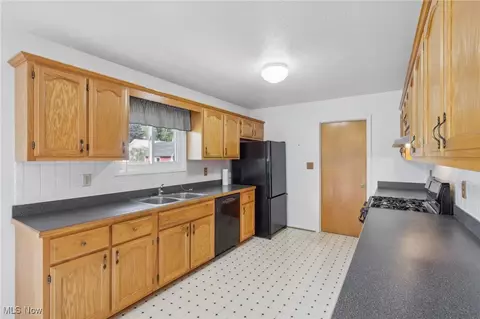 Kitchen - 2139 E 45th St, Ashtabula, OH 44004 photo 4 of 4