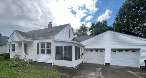 374 Crystal St, Akron, OH 44305