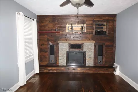 Living - 124 Argyle Ave, Boardman, OH 44512 photo 2 of 3