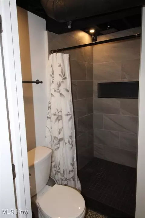 Bath - 124 Argyle Ave, Boardman, OH 44512 photo 3 of 5