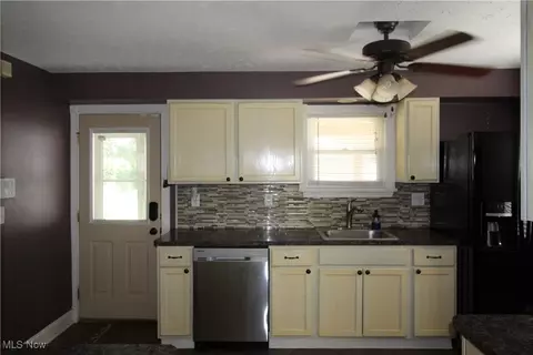 Kitchen - 124 Argyle Ave, Boardman, OH 44512 photo 2 of 5
