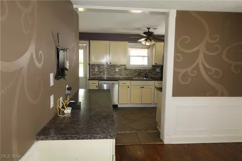 Entry Way - 124 Argyle Ave, Boardman, OH 44512 photo 2 of 8