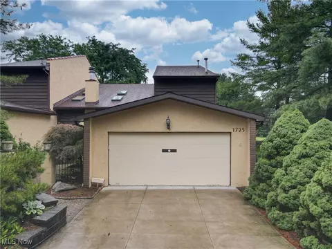 1725 Brookwood Dr, Akron, OH 44313