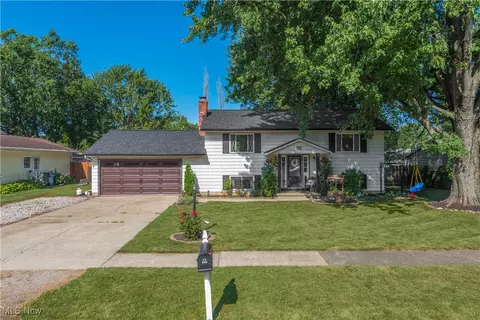 960 Stark St, Sheffield Lake, OH 44054