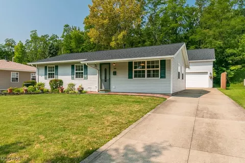 348 Karen Dr, Chardon, OH 44024