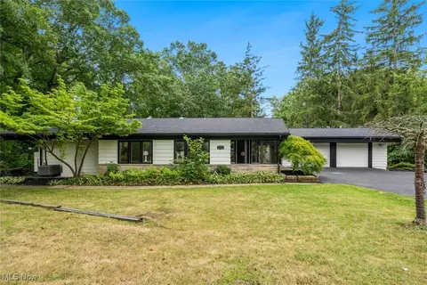 15 Skyline Dr, Moreland Hills, OH 44022