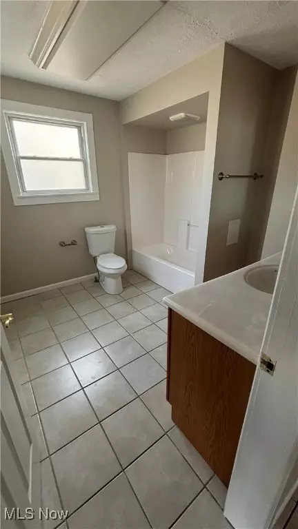Bath - 320 Augusta Ave, Lorain, OH 44052 photo 2 of 3
