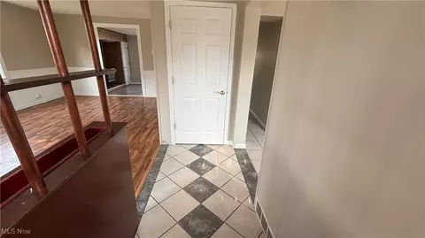 Entry Way - 320 Augusta Ave, Lorain, OH 44052 photo 1 of 4