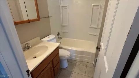 Bath - 320 Augusta Ave, Lorain, OH 44052 photo 1 of 3