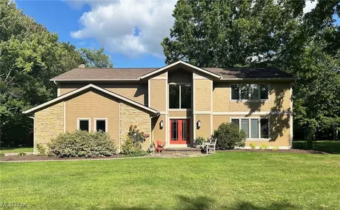 1131 Woodhaven Blvd, Akron, OH 44333