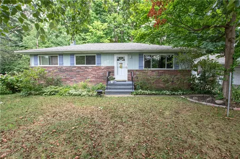 9465 Ledge Acres Dr, Macedonia, OH 44056