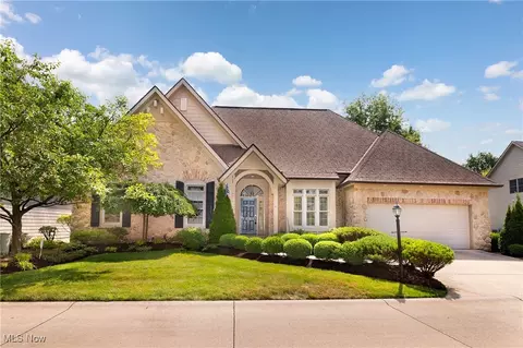 4 River Side Dr, Rocky River, OH 44116