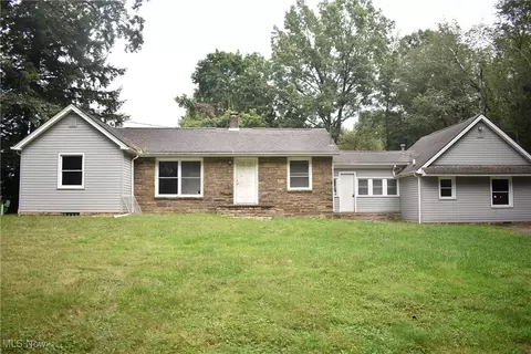 11 Highland Dr, Hubbard, OH 44425
