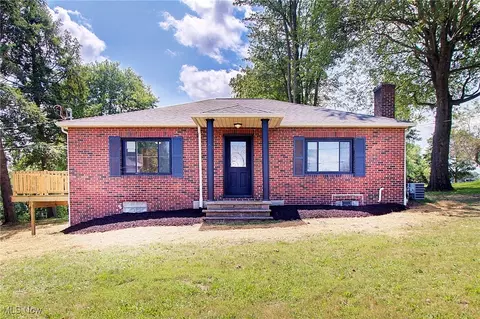 540 E Maple St, Hartville, OH 44632