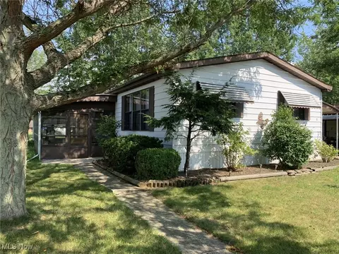 8 Dogwood Ln, Olmsted Twp, OH 44138