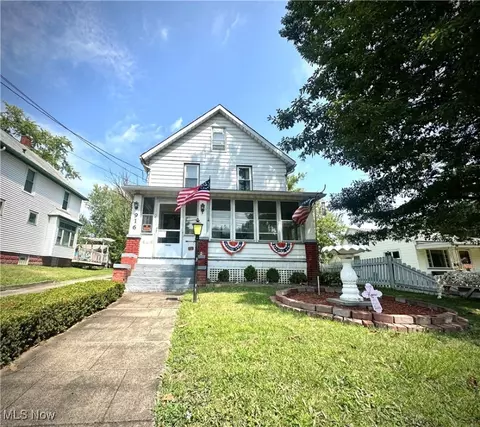 916 W Park Ave, Niles, OH 44446
