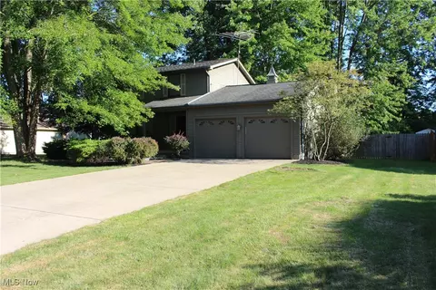 320 Sawmill Dr, Cortland, OH 44410
