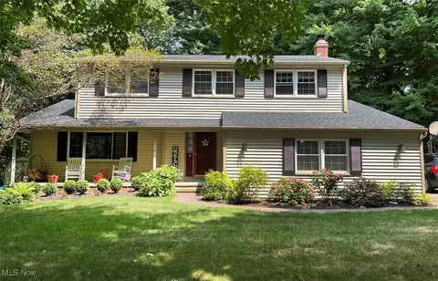 17265 Creighton Dr, Chagrin Falls, OH 44023