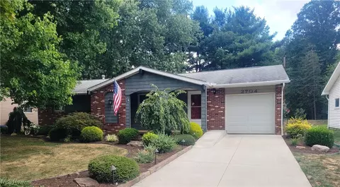 2704 Mohican Dr, Dover, OH 44622
