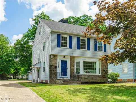 1085 Woodview Rd, Cleveland Heights, OH 44121