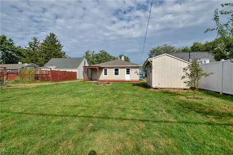 Exterior - 4820 Forest Rd, Mentor, OH 44060 photo 5 of 7