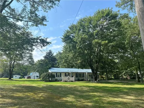 993 Bristol Champion Townline Rd NW, Bristolville, OH 44402