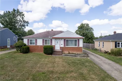 7270 Glenn Oval Dr, Parma, OH 44130