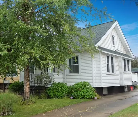 3949 E 41 St, Newburgh Heights, OH 44105