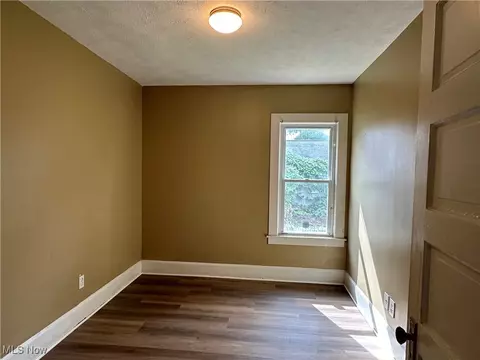 127 Warren Ave, Elyria, OH 44035 photo 4
