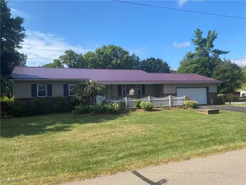 1740 Holly Dr, Zanesville, OH 43701