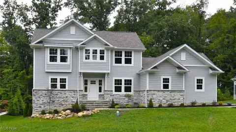 8148 Canyon Rdg, Chagrin Falls, OH 44023