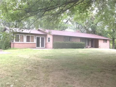 373 May Valley Rd SW, New Philadelphia, OH 44663