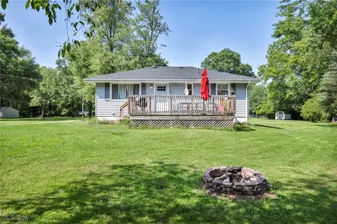 106 N Meadowbrook Dr, Leavittsburg, OH 44430