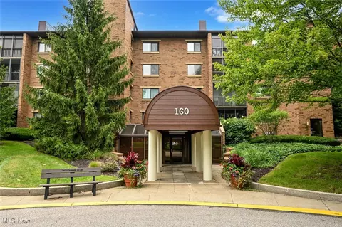 160 Fox Hollow Dr #401, Mayfield Heights, OH 44124
