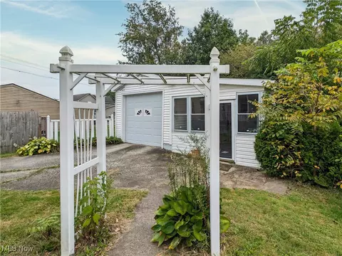 Exterior - 206 Center St, Struthers, OH 44471 photo 5 of 6