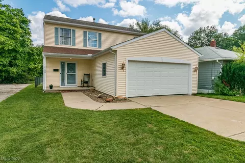 1753 Robindale St, Wickliffe, OH 44092