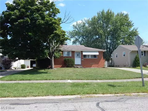 6405 Stonecrest Dr, Brook Park, OH 44142