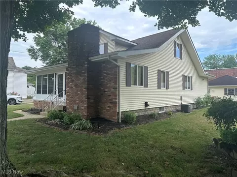 414 W 8th St, Dover, OH 44622