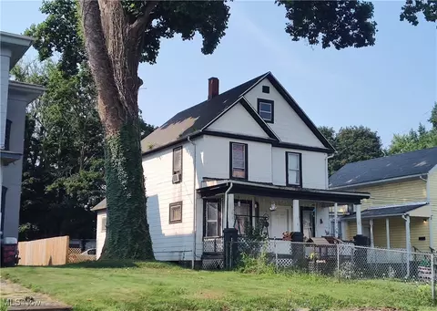404 W 54th St, Ashtabula, OH 44004 photo 2