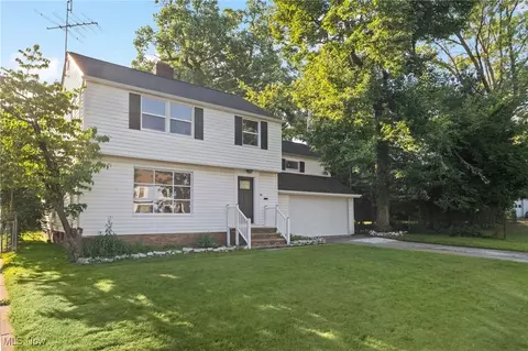 901 Quarry Dr, Cleveland Heights, OH 44121