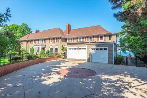 9925 Lake Shore Blvd, Bratenahl, OH 44108